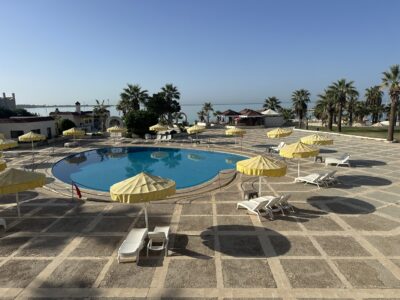 Basen hotelu w Lattaki